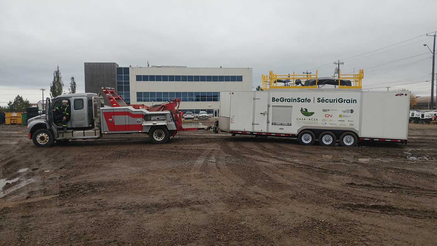 Trailer-with-tow-truck